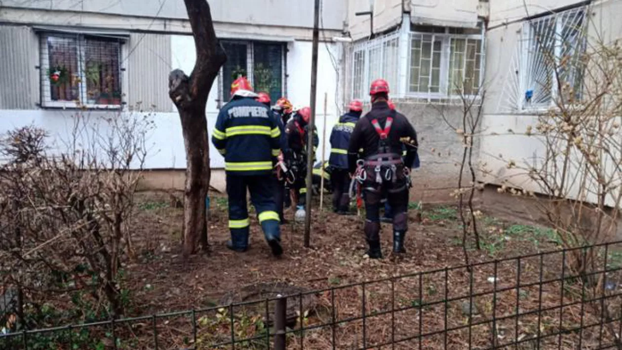 Femeie blocată într-o gură de aerisire, după ce a încercat să salveze o pisică. Pompierii au spart peretele