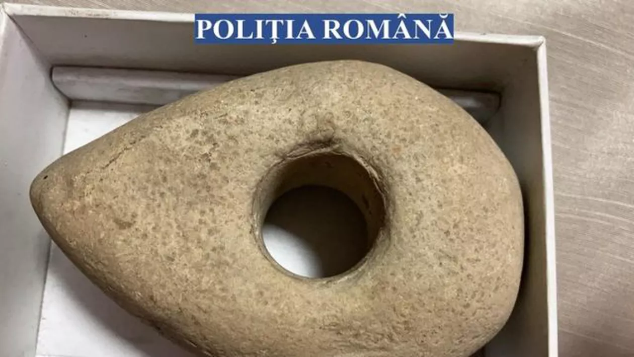 Polițiștii au confiscat un artefact de la începutul epocii bronzului, vechi de peste 6000 de ani, pe care un buzoian voia să îl vândă pe internet cu 3000 de euro