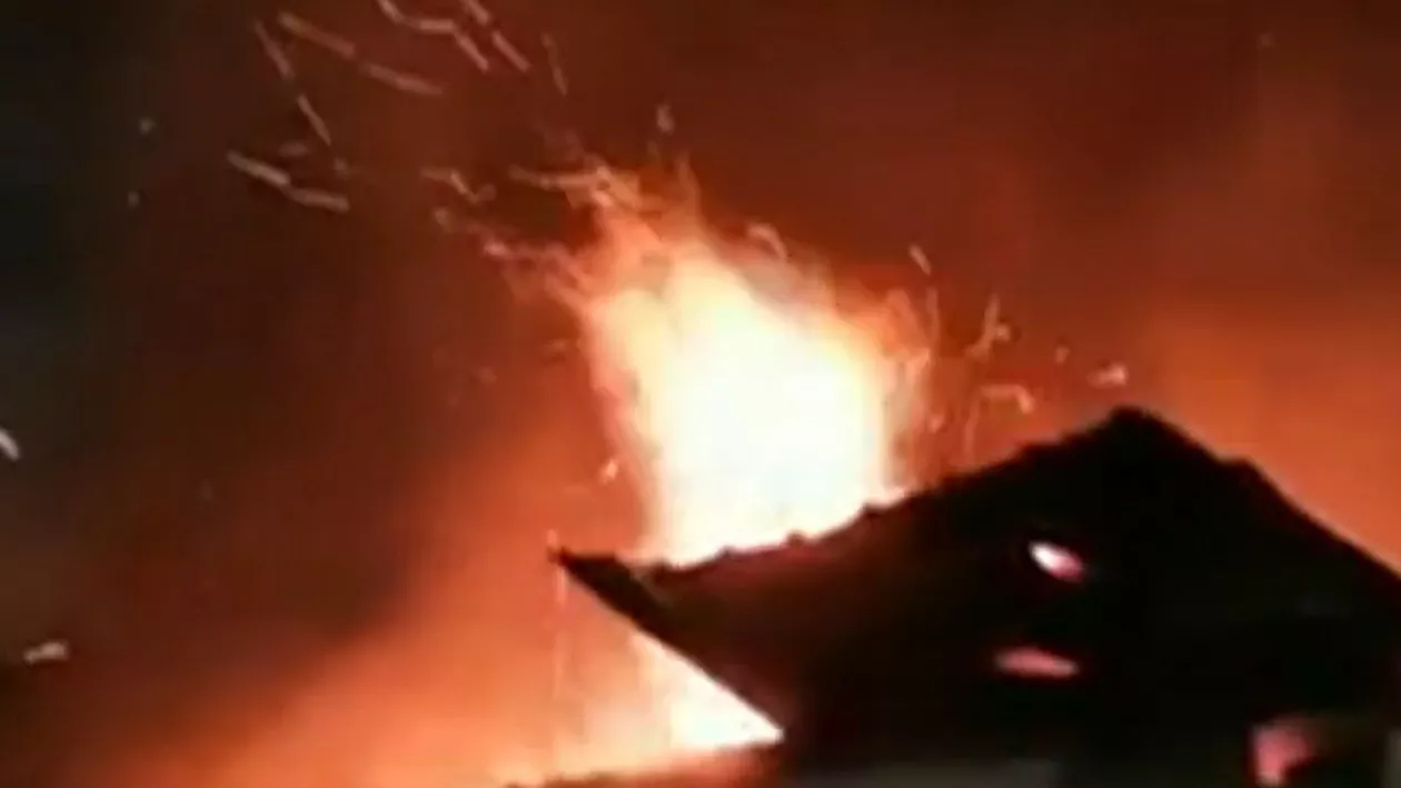 Incendiu devastator la o primărie din Argeș. Arhiva instituției a ars în totalitate (VIDEO)