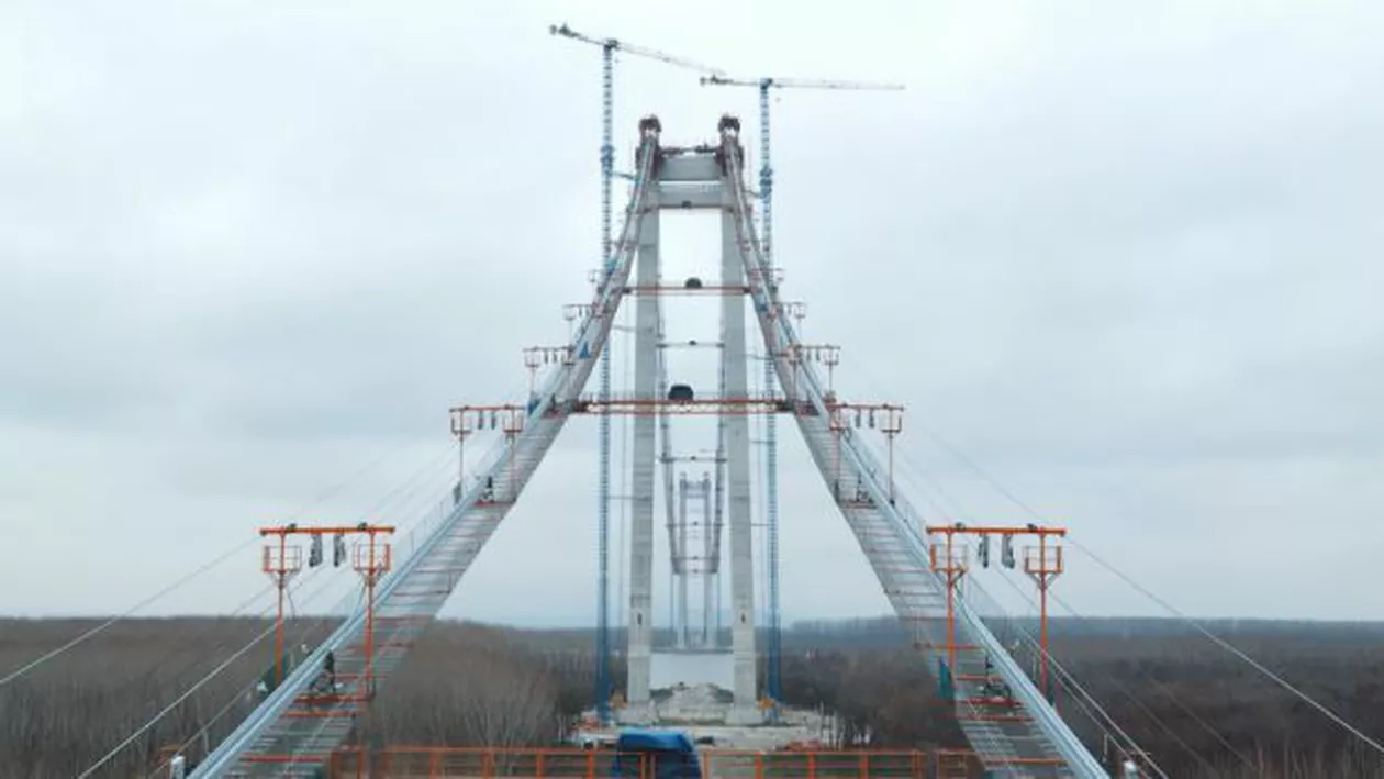 Cum arată azi Podul suspendat de la Brăila. A fost finalizată întinderea cablurilor principale (VIDEO)