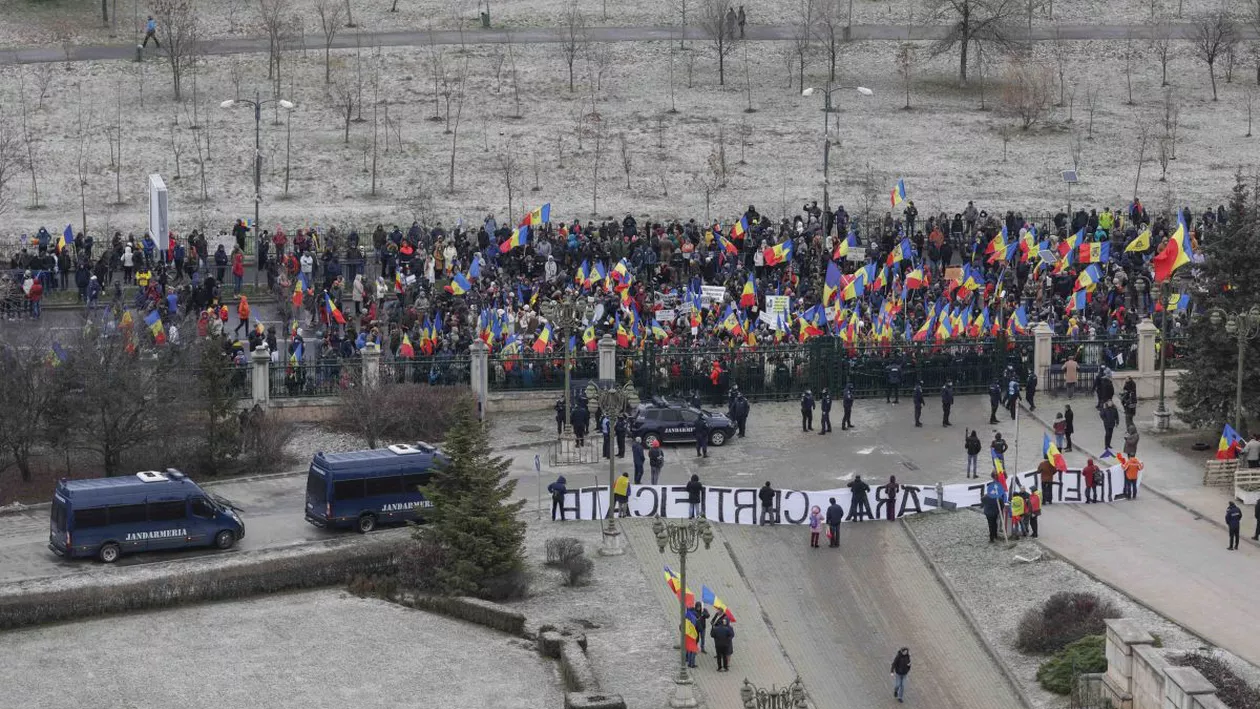 Protestatarii AUR împiedică mașinile senatorilor și deputaților să intre în parcarea Parlamentului. Momentele încep să semene cu asaltul asupra Capitoliului din SUA (VIDEO)