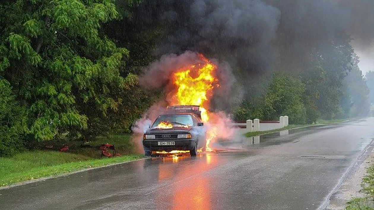 Un autoturism a ars în totalitate, într-o localitate din Botoșani, după ce combustibilul s-a scurs pe motorul încins