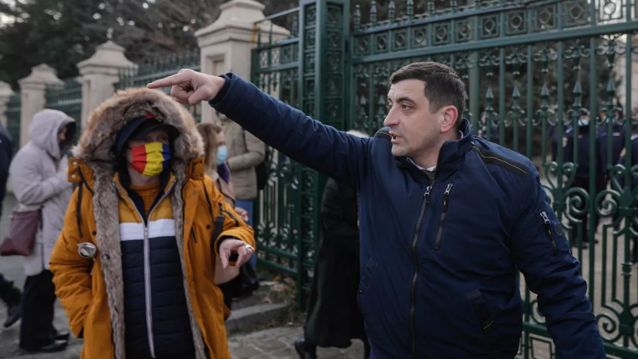 George Simion continuă cu agresivitatea și îl amenință cu bătaia pe liderul deputaților PSD. Simonis l-a înfruntat: ia-ţi maimuţa de aici! (VIDEO)