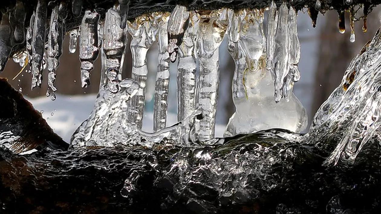 Peste 2.500 de oameni din Vrancea, fără energie electrică din cauza ploii înghețate