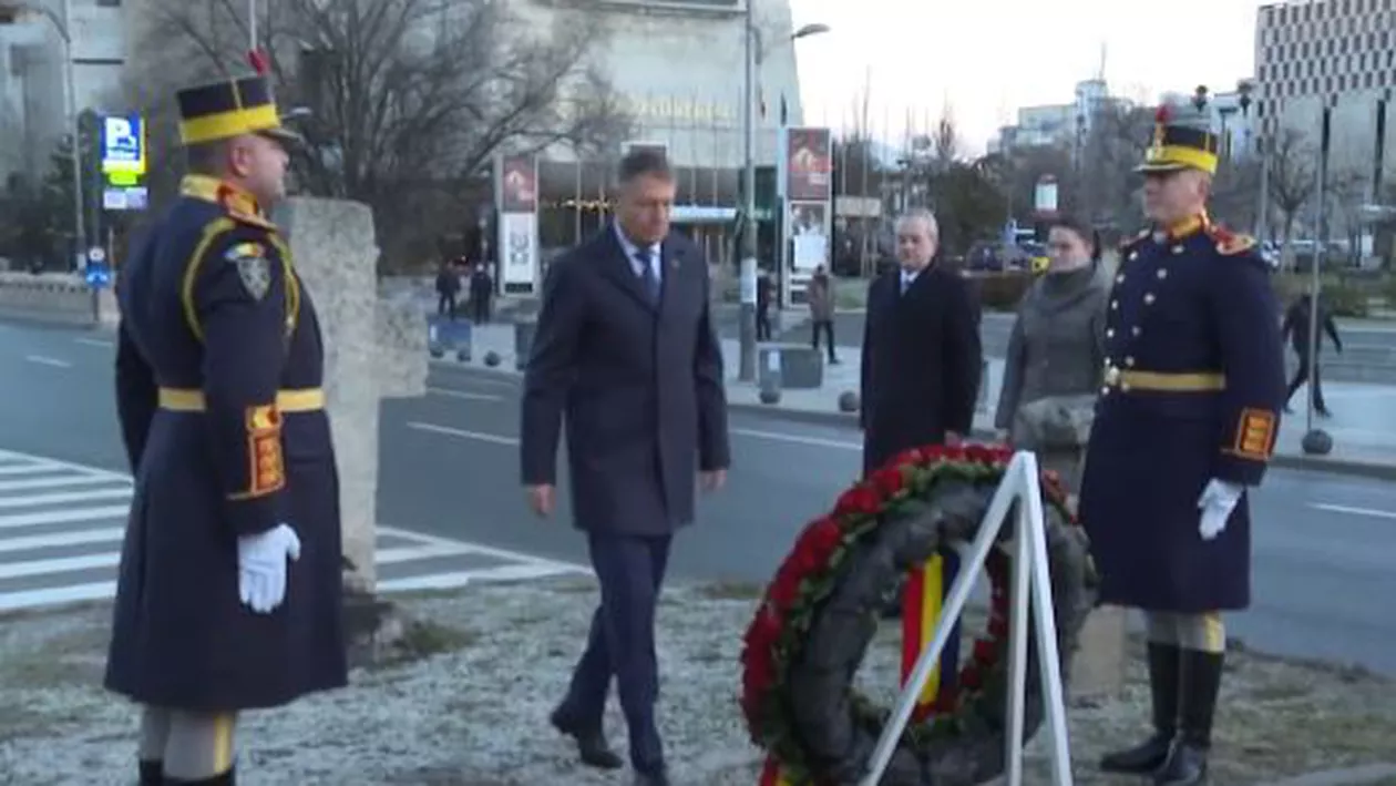 Klaus Iohannis a depus o coroană de flori în memoria victimelor Revoluţiei din Decembrie 1989 (VIDEO)