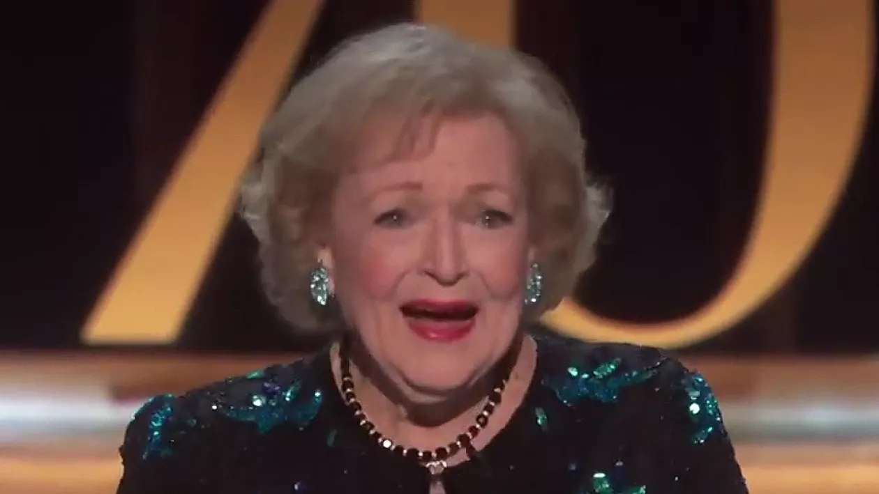 Actrița Betty White împlinește 100 de ani. A organizat o petrecere cu nume mari de la Hollywood