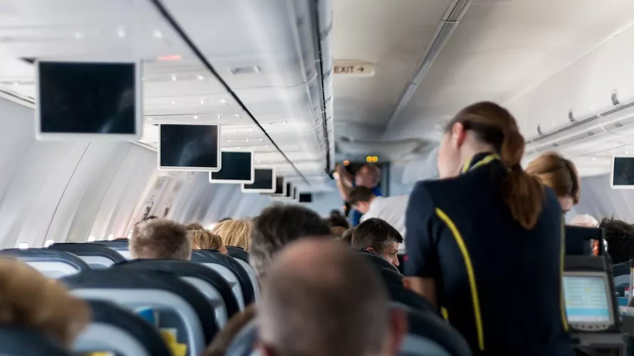 S-a aflat marele secret al însoțitoarelor de bord! De ce își ascund stewardesele mâinile la spate când oamenii urcă în avion