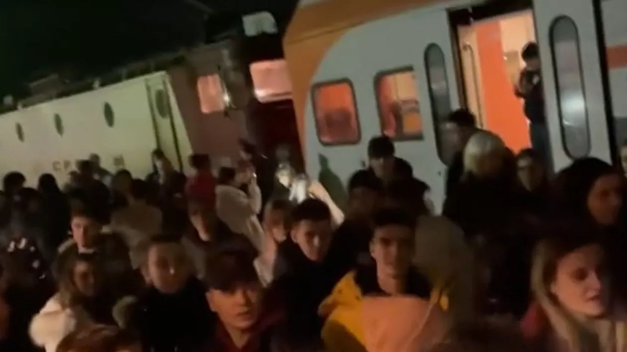 Turiștii au continuat petrecerile de Revelion în gările de pe Valea Prahovei, după ce trenurile au avut întârzieri de până la 3 ore (VIDEO)