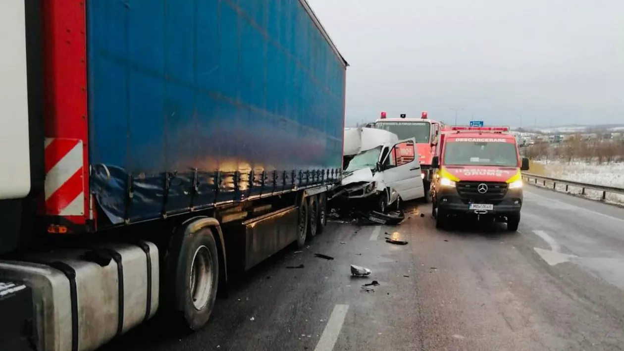 Caransebeș: Accident rutier între un microbuz și un TIR. Șase pasageri au fost răniți și un altul a decedat (VIDEO)
