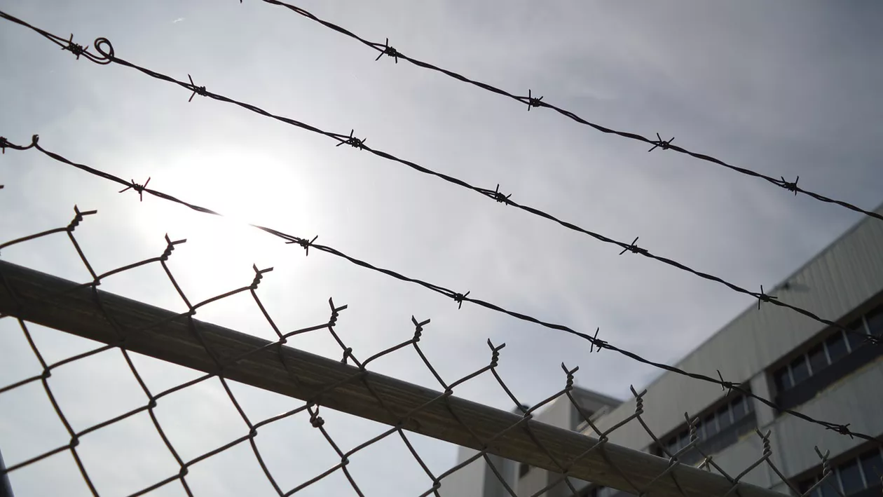 Un criminal român nu a fost primit în avion și a fost adus în lanțuri din Franța. Ștefan Achim este fost luptător de K1 și combatant în Legiunea Străină