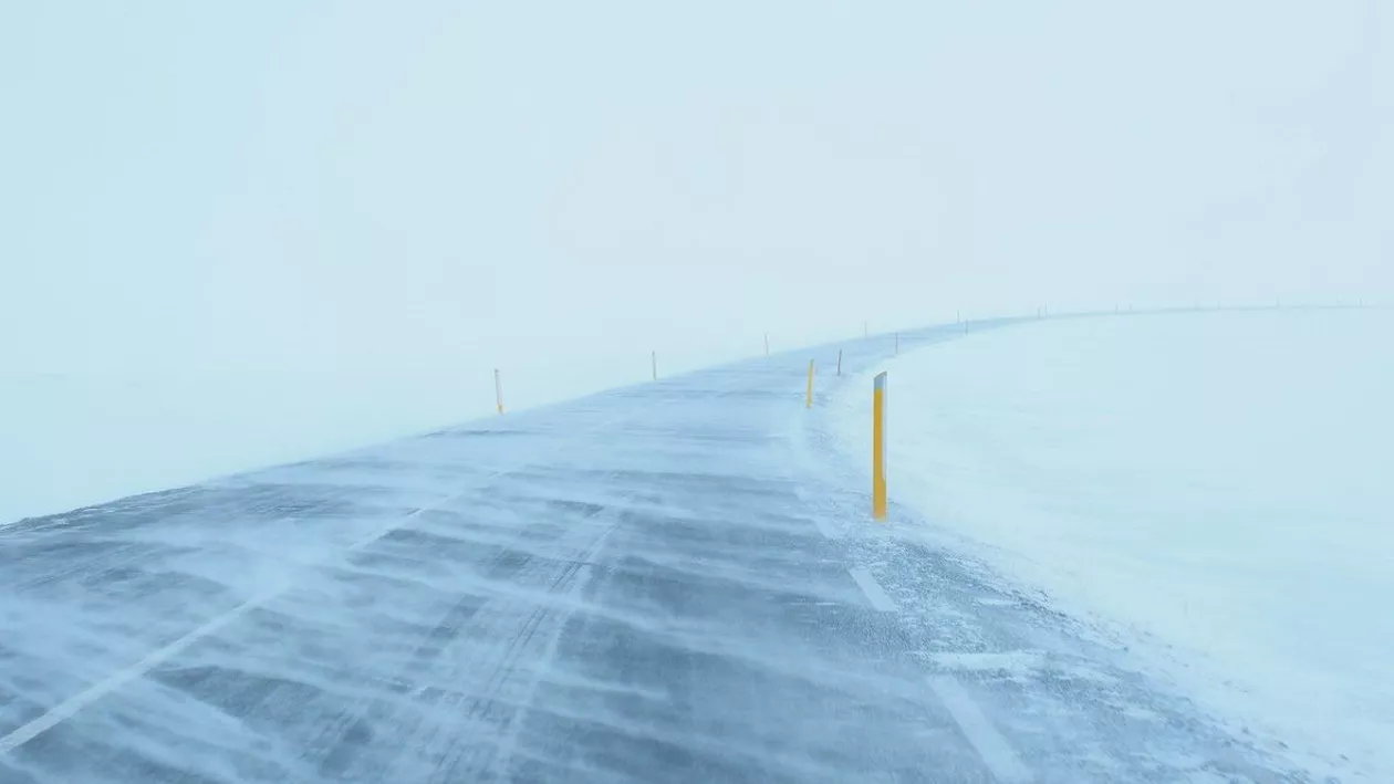 Prăpăd din cauza ninsorilor și viscolului! Mai multe drumuri, închise și 3.000 de locuințe din Apuseni au rămas fără curent electric (VIDEO)