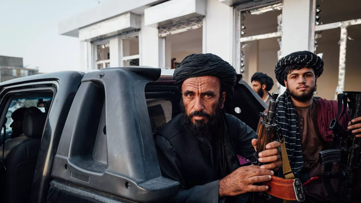 Nouă regulă pentru magazinele din Afganistan: Talibanii au ordonat „decapitarea” manechinelor-femei din plastic