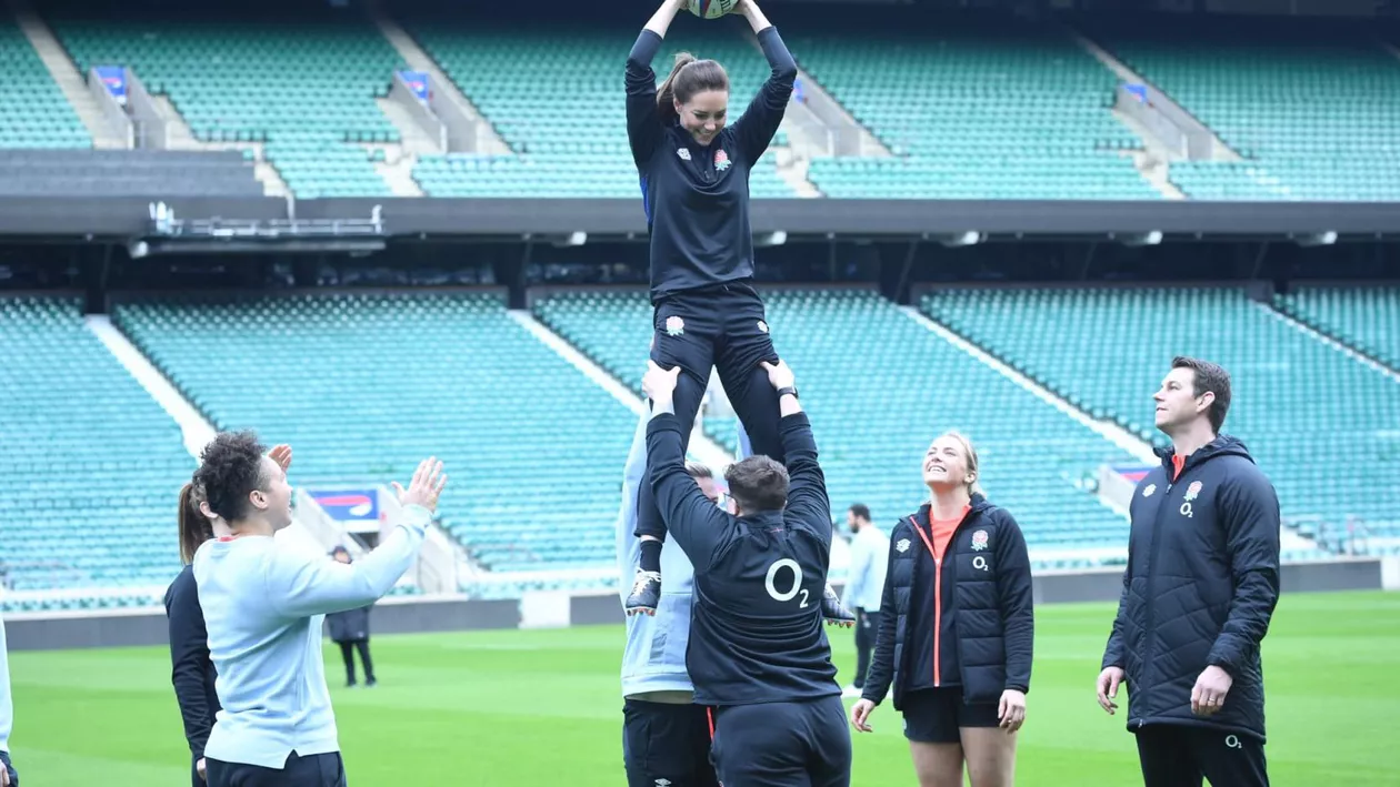Kate Middleton, la înălțime! Soția Prințului William s-a distrat cu echipa de rugby (video)