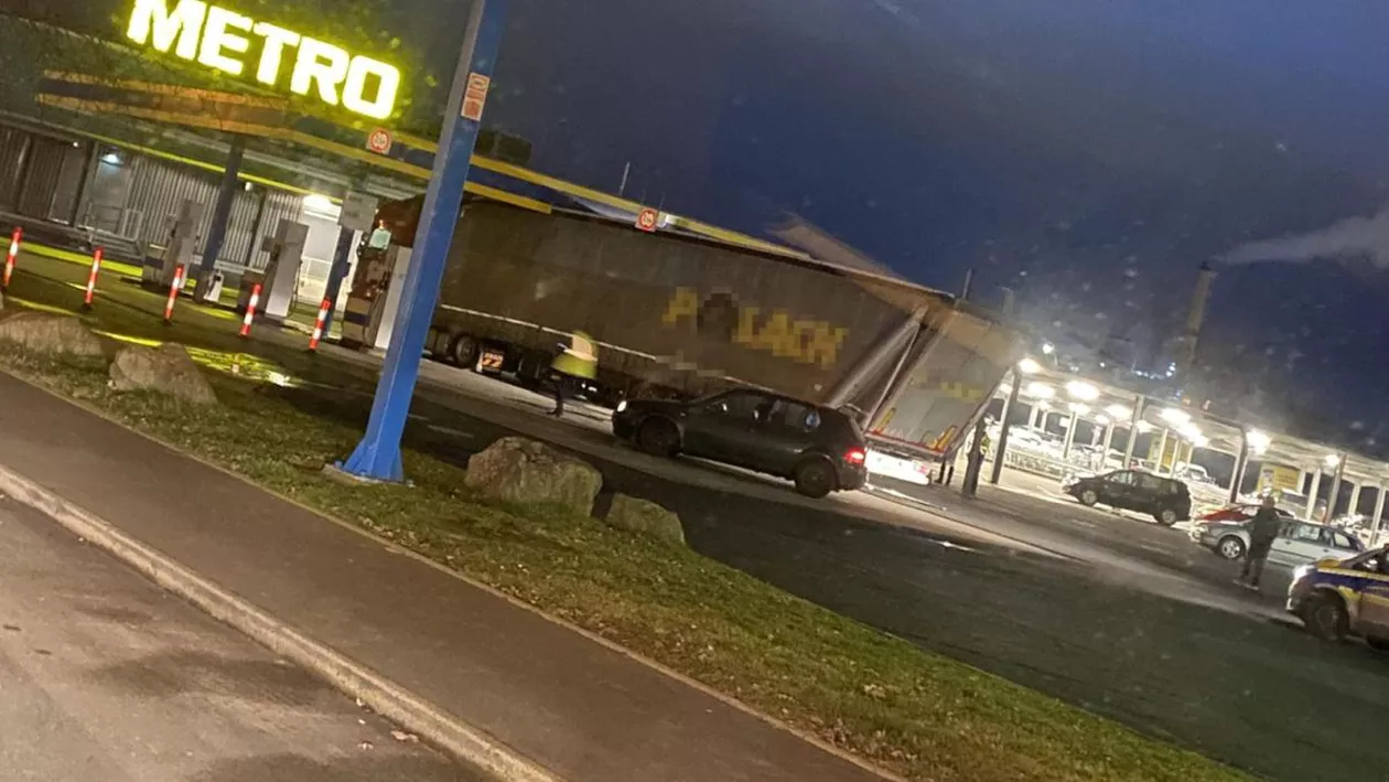 Un șofer român de TIR a cauzat pagube de peste 80.000 de euro, după ce a distrus o benzinărie și camionul pe care îl conducea