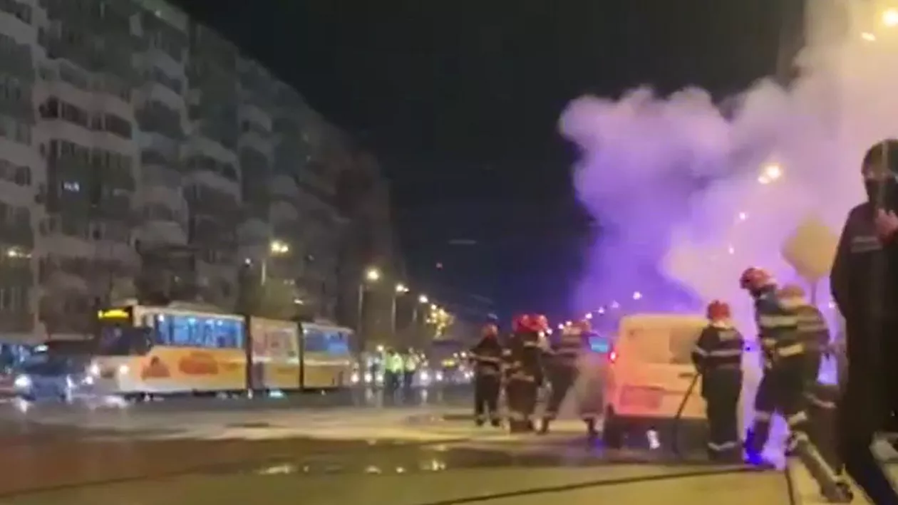 Traficul din București, blocat în zona Ștefan cel Mare după ce o mașină a luat foc, iar apoi a explodat