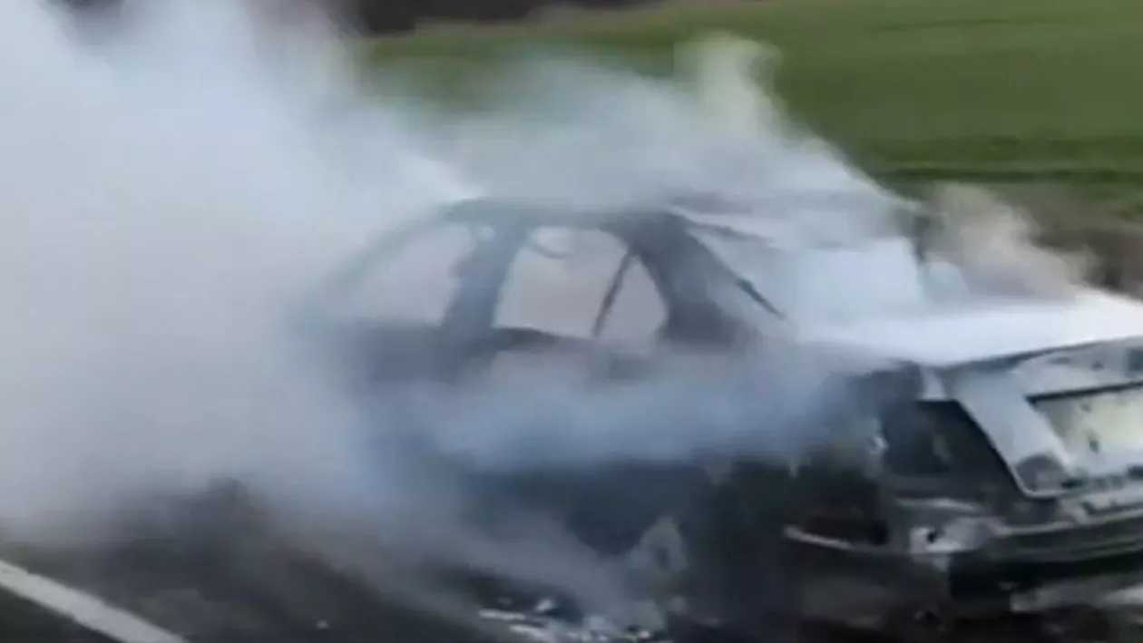 O mașină a luat foc în mers, pe DN 22D, în județul Tulcea. Pompierii au intervenit de urgență pentru salvarea celor trei pasageri (VIDEO)