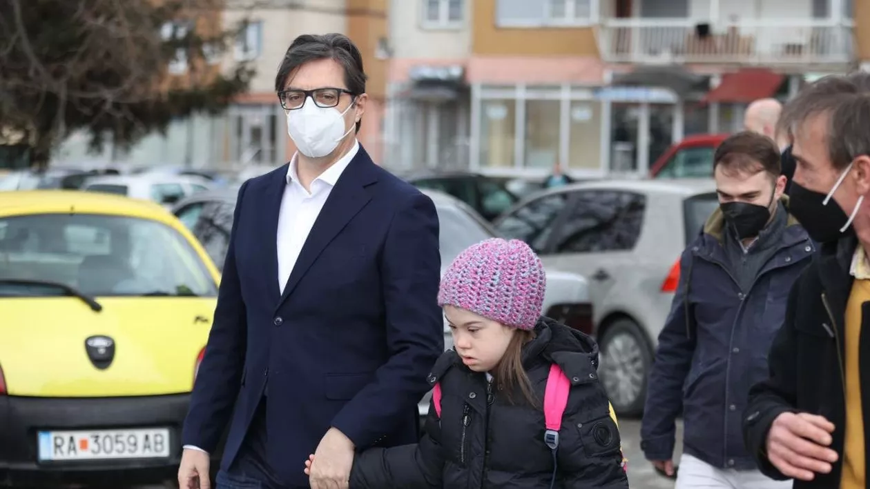 Un gest care a făcut înconjurul lumii: Fetiță cu sindromul Down, discriminată de colegi și părinții lor, dusă la școală de președintele Macedoniei de Nord (VIDEO, FOTO)