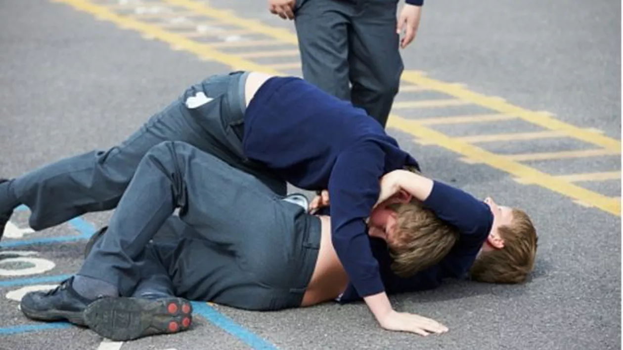 Elev de 10 ani, în mijlocul unui scandal după ce a bătut jumătate de clasă. Părinții refuză să își mai lase copiii la ore