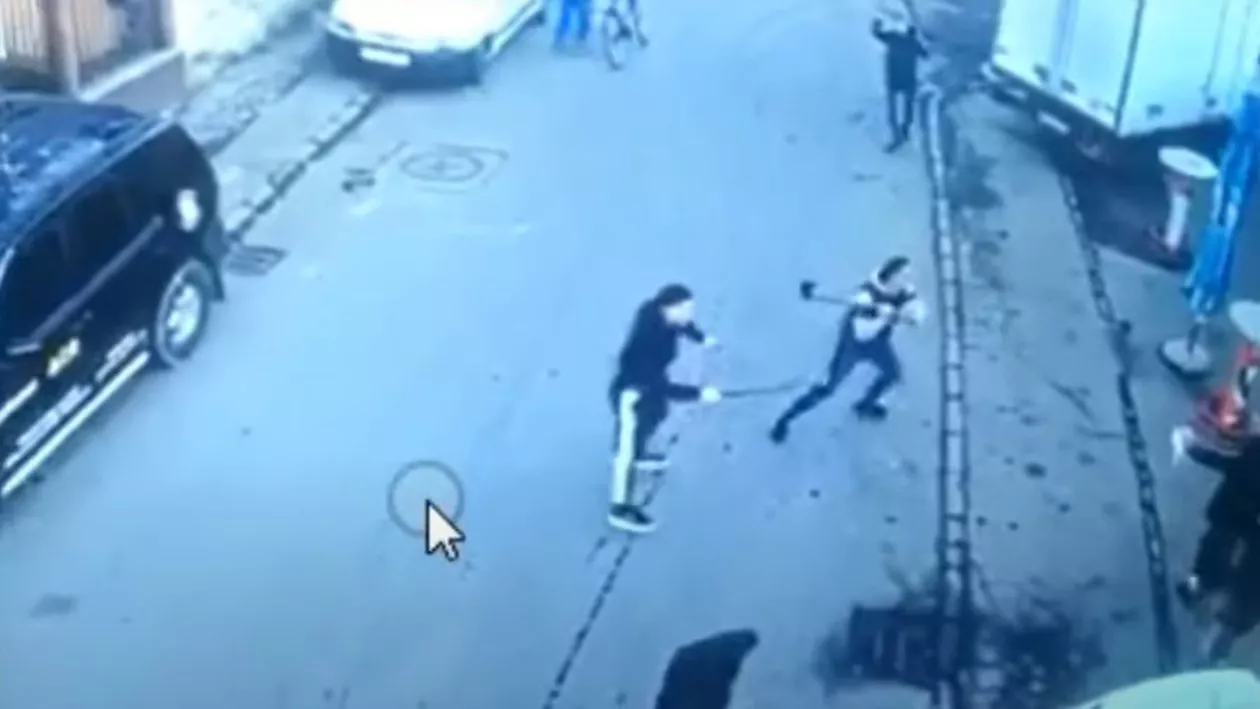 Război între clanuri, pe o stradă din Lugoj. Două familii s-au luat la bătaie cu răngi și topoare (VIDEO)