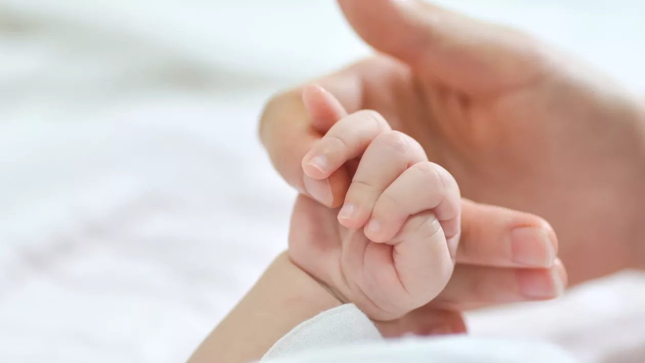 Marea Britanie: O mamă de 19 ani a murit, la o oră după naștere. La câteva ore distanță, a murit și fiica nou-născută