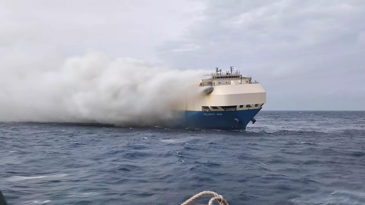 Două nave au luat foc după un atac cu rachete în largul coastelor Yemenului