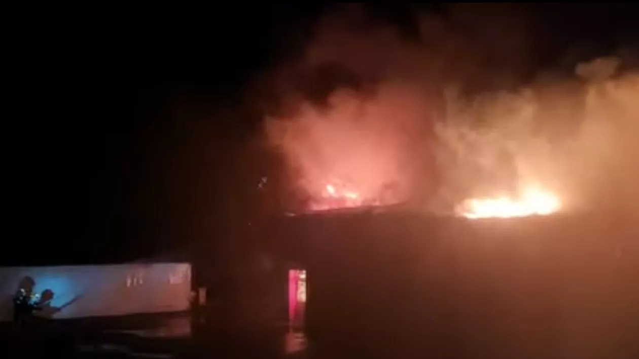 Incendiu puternic la o fabrică de mezeluri din Mizil.  Flăcările au mistuit o suprafață de 7.000 mp. Doi pompieri au fost răniți (VIDEO)