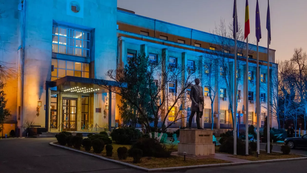 Sediul MAE, iluminat în culorile drapelului ucrainean. Bogdan Aurescu: România rămâne într-o solidaritate deplină cu Ucraina și poporul său (GALERIE FOTO)