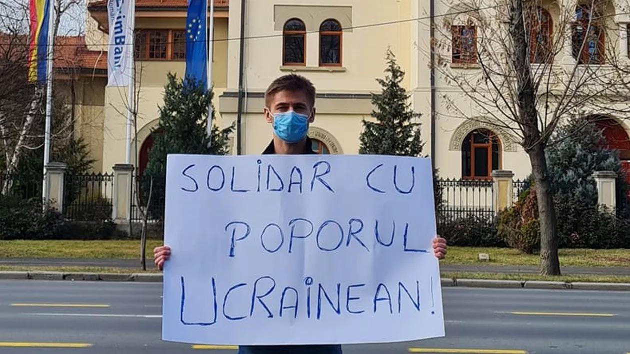 Profesorul de istorie Marcel Bartic, protest în fața Ambasadei Rusiei din București: „Solidar cu poporul ucrainean!”