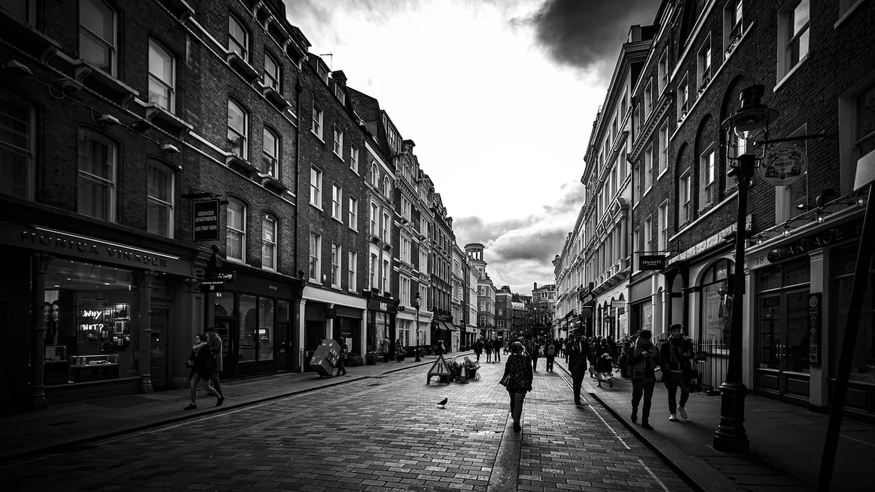 Anglia ar putea renunța curând la izolarea obligatorie pentru persoanele cu COVID-19