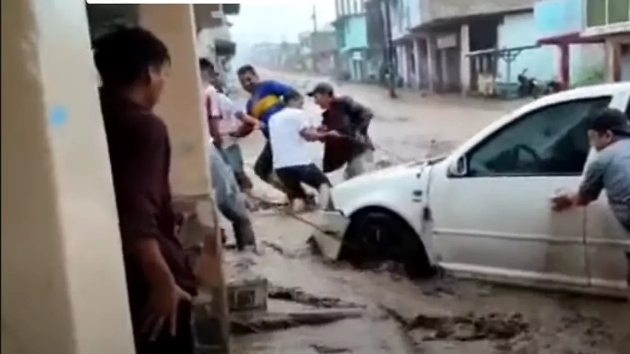 Dezastru în Ecuador: 11 morți și 32 de răniți, în urma ploilor torențiale (video)