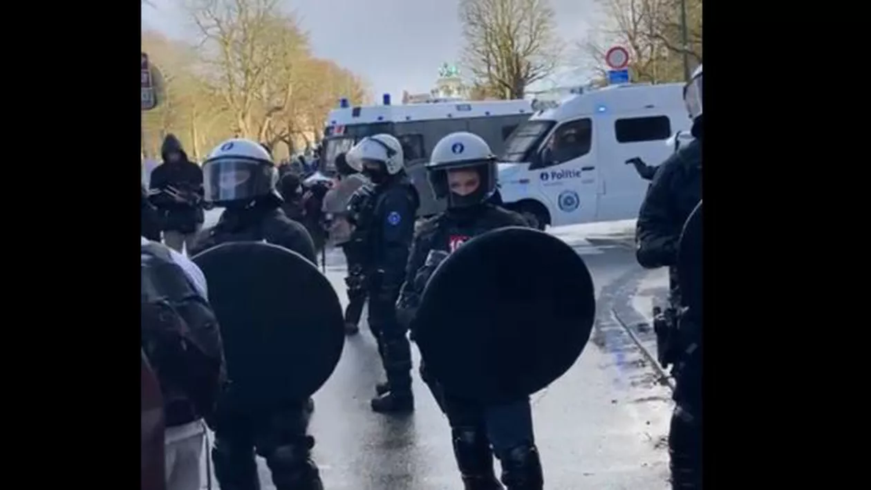 Imaginile din timpul unui protest pașnic desfășurat la Bruxelles au creat indignare: Sunt mai mulți polițiști decât manifestanți (VIDEO)