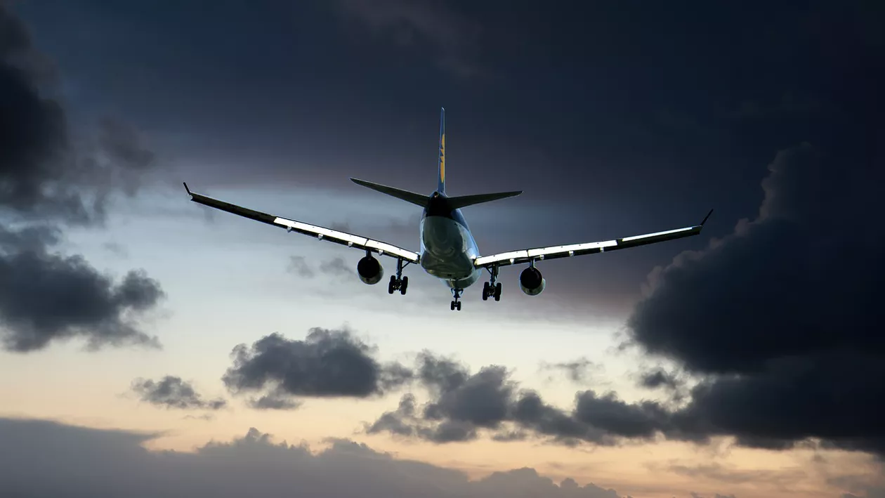 O femeie susține că ar fi fost violată în avion, în timpul unui zbor transatlantic. Suspectul, un britanic de 40 de ani