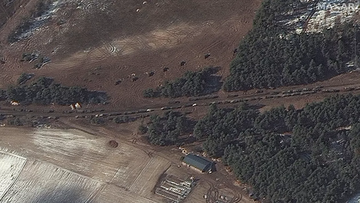 Convoiul militar rusesc care se îndrepta către Kiev este „dispersat şi redesfăşurat”, conform imaginilor din satelit