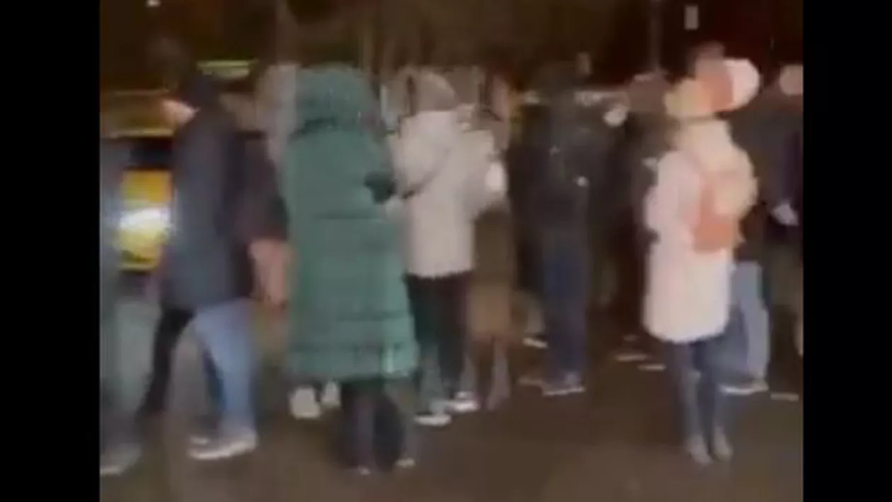 Cozi de sute de metri la bancomate în Moscova: Vânzarea de valute străine va fi suspendată până la 9 septembrie, ca măsură la sancțiunile fără precedent