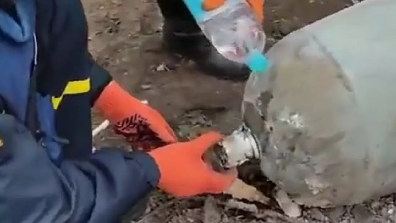 Doi specialişti ucraineni încearcă să dezamorseze o bombă rusească doar cu mâinile şi o sticlă de apă (VIDEO)