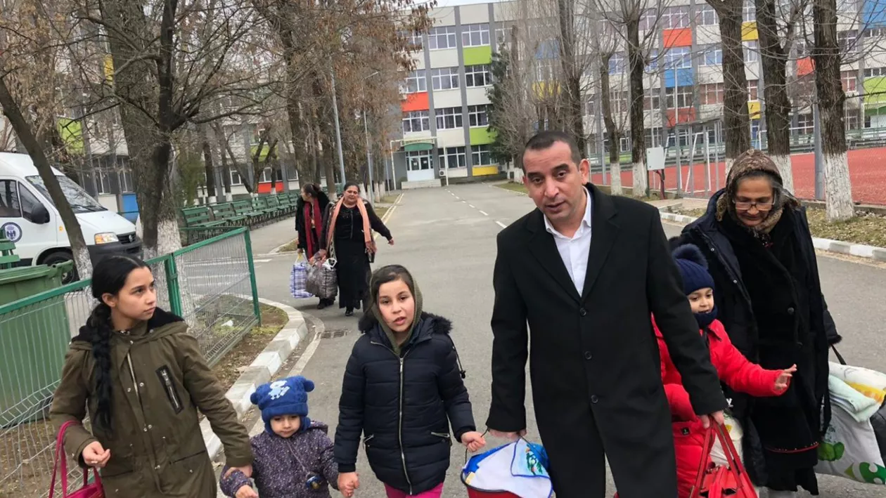 Romii din România îi ajută pe refugiații romi din Ucraina (GALERIE FOTO)