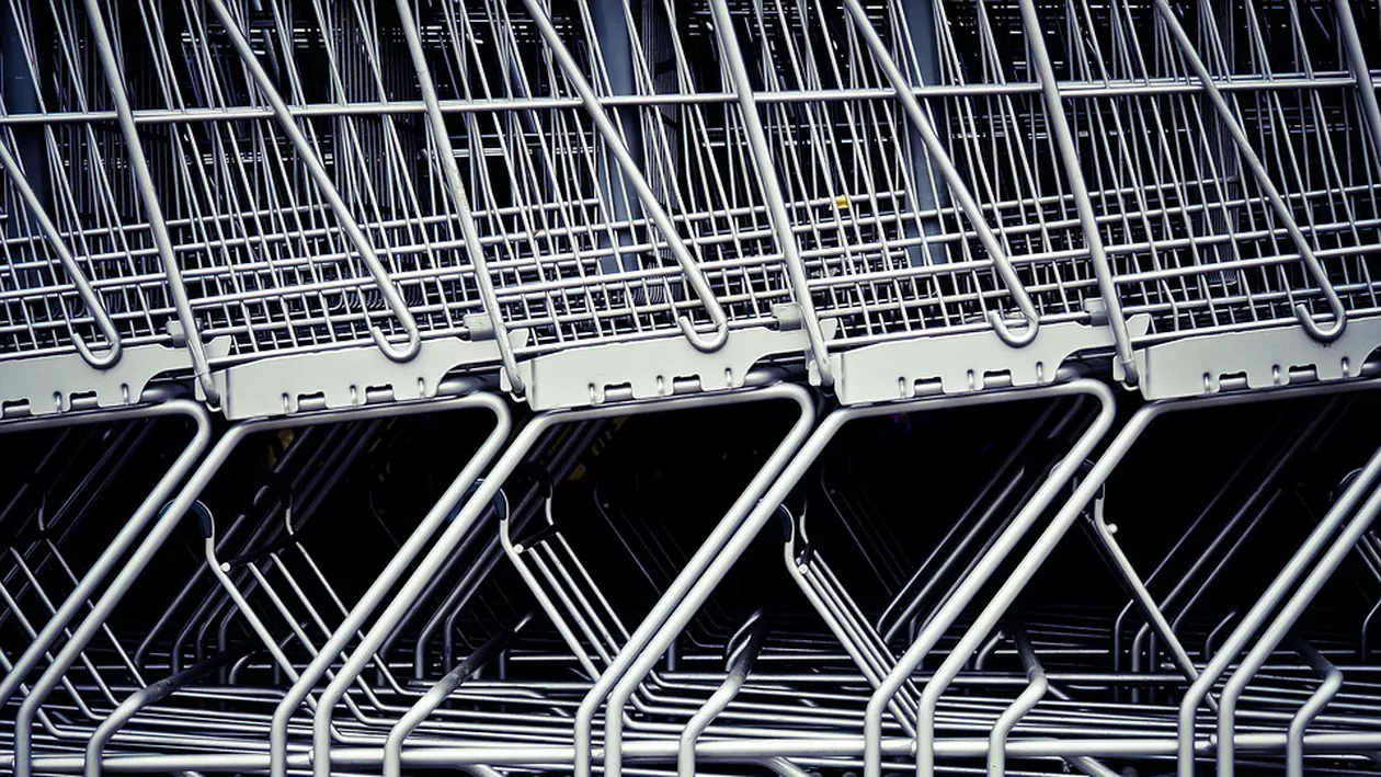 Magazinele mari din Grecia restricționează achiziţiile de făină şi ulei de floarea soarelui
