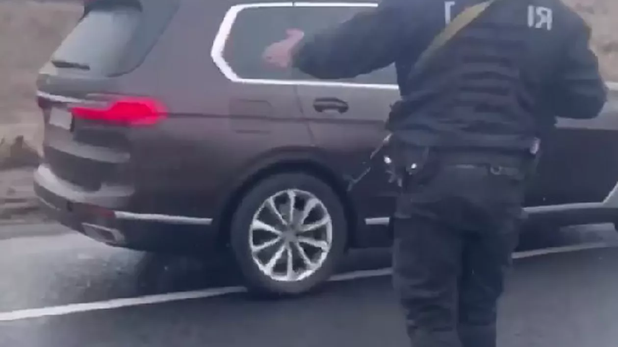 Privilegiații fug din Ucraina escortați de Poliție, în timp ce femeile cu copii stau la coadă, în frig și ninsoare (VIDEO)