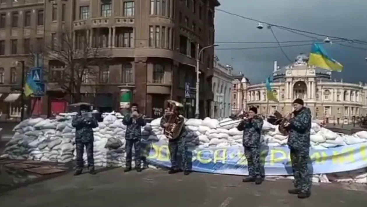 Imagini inedite la Odesa: fanfara ucraineană a cântat Don't worry, be happy, în așteptarea bombardamentelor (video)
