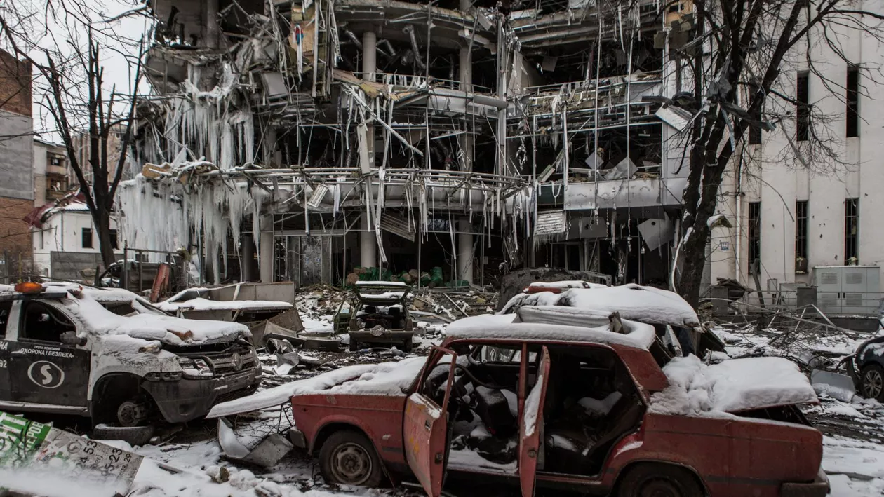 Încă o zi de război în Ucraina: Rușii au reluat bombardamentele în Harkov / Zelenski a vizitat la spital militarii ucraineni răniți / Noi negocieri au loc luni / Moscova a cerut arme Chinei