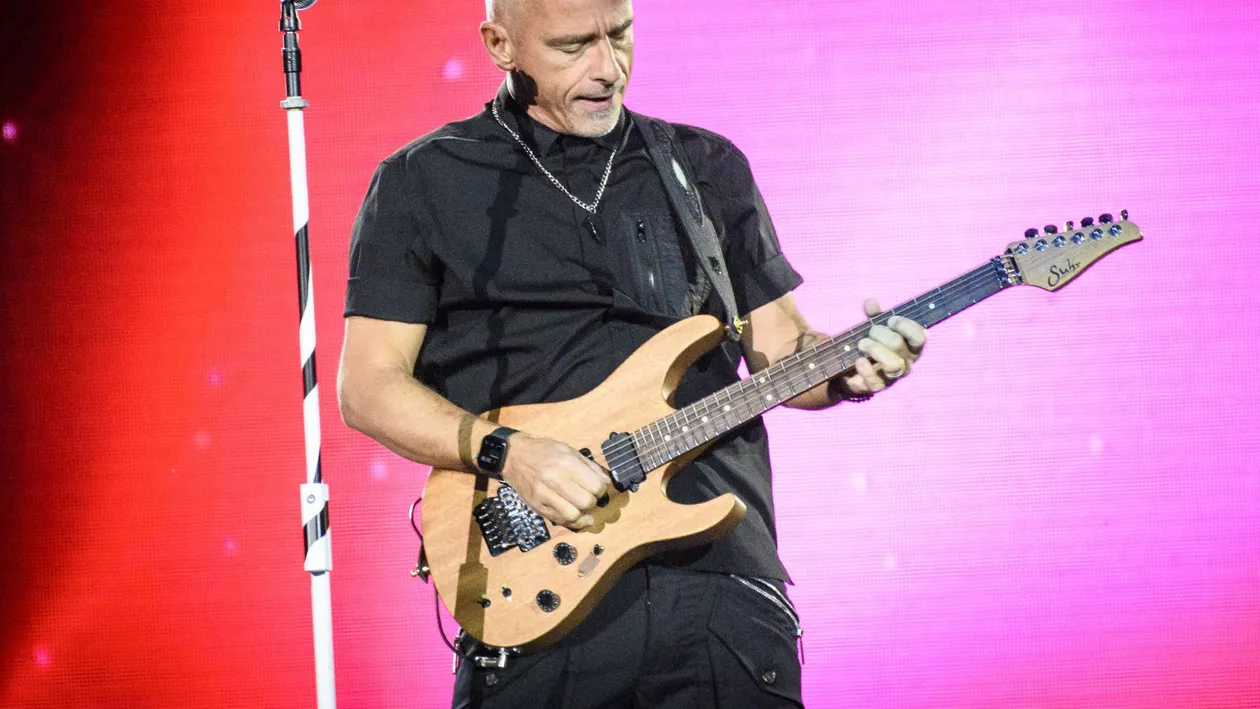 Eros Ramazzotti a fost surprins în ipostaze intime. Artistul și-a găsit fericirea în brațele altei femei