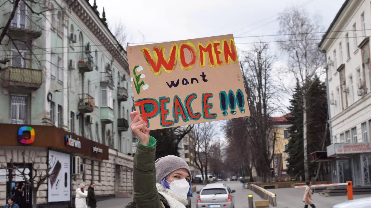 Moldovencele și ucrainencele, unite în Marșul Solidarității: Vrem pace, nu flori (video)