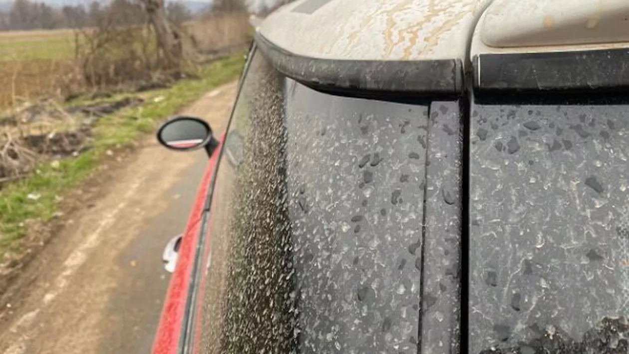 Nor de praf saharian peste România. În Caraș-Severin, ploaia a lăsat urme ruginii pe mașini (VIDEO)