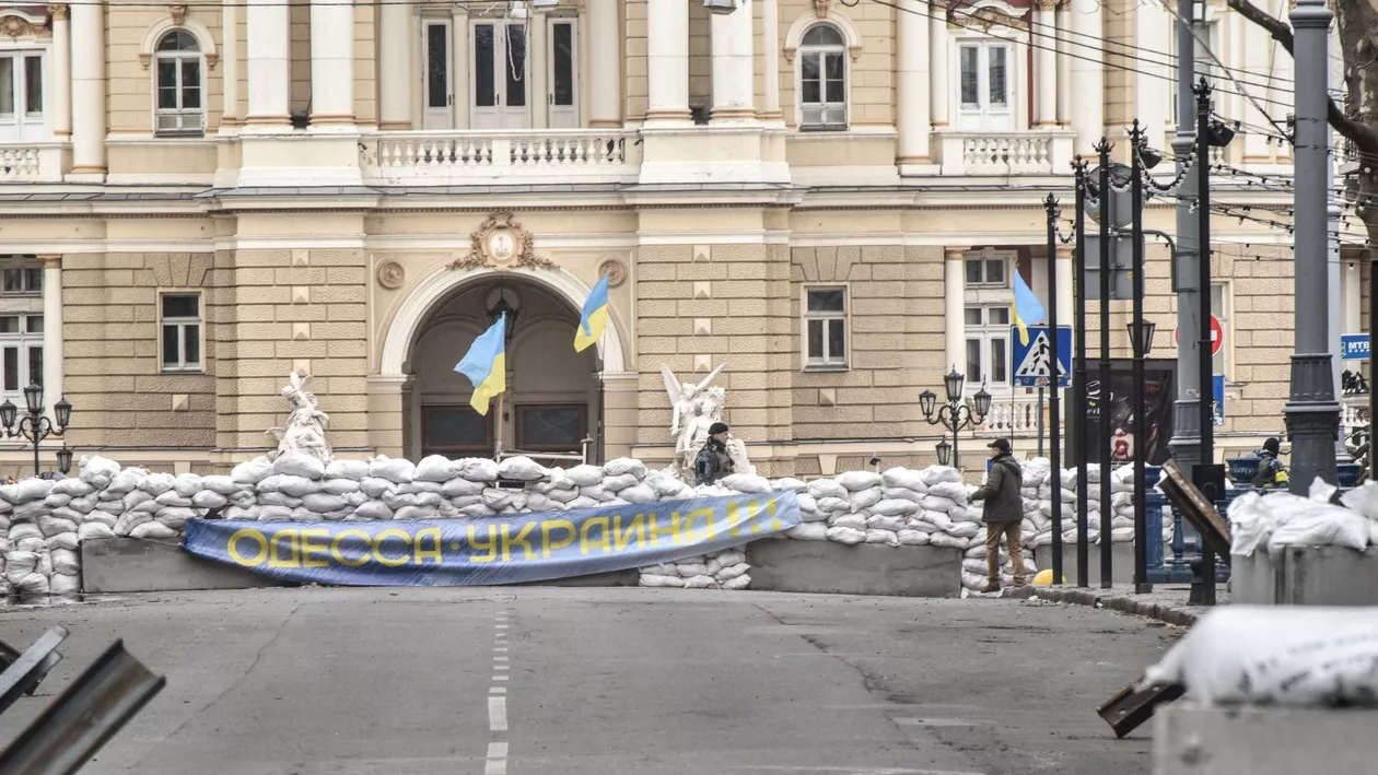 Navele rusești care urmau să debarce în Odesa s-au retras în Crimeea