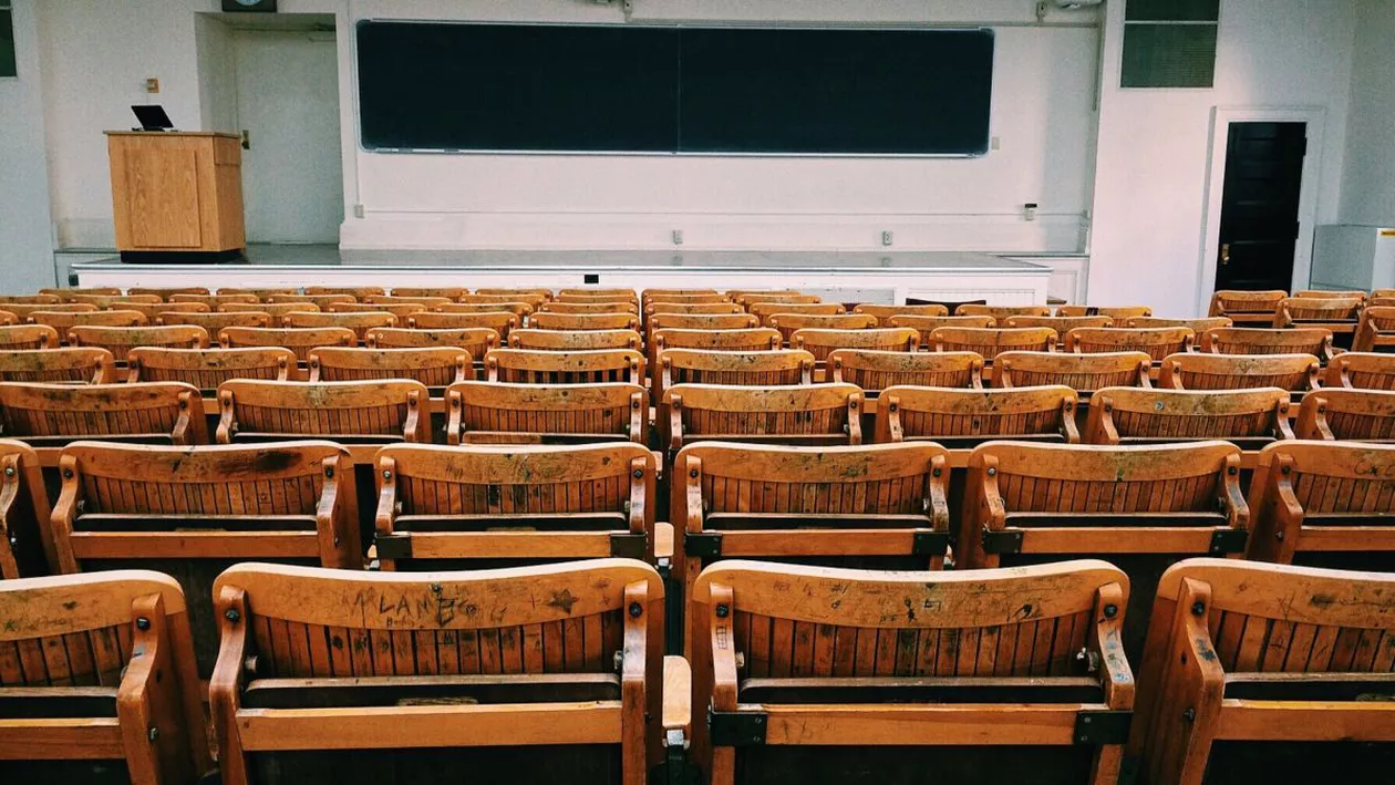 Simulare Bacalaureat 2022. Elevii din clasa a XII-a și a XIII-a susțin proba obligatorie a profilului      