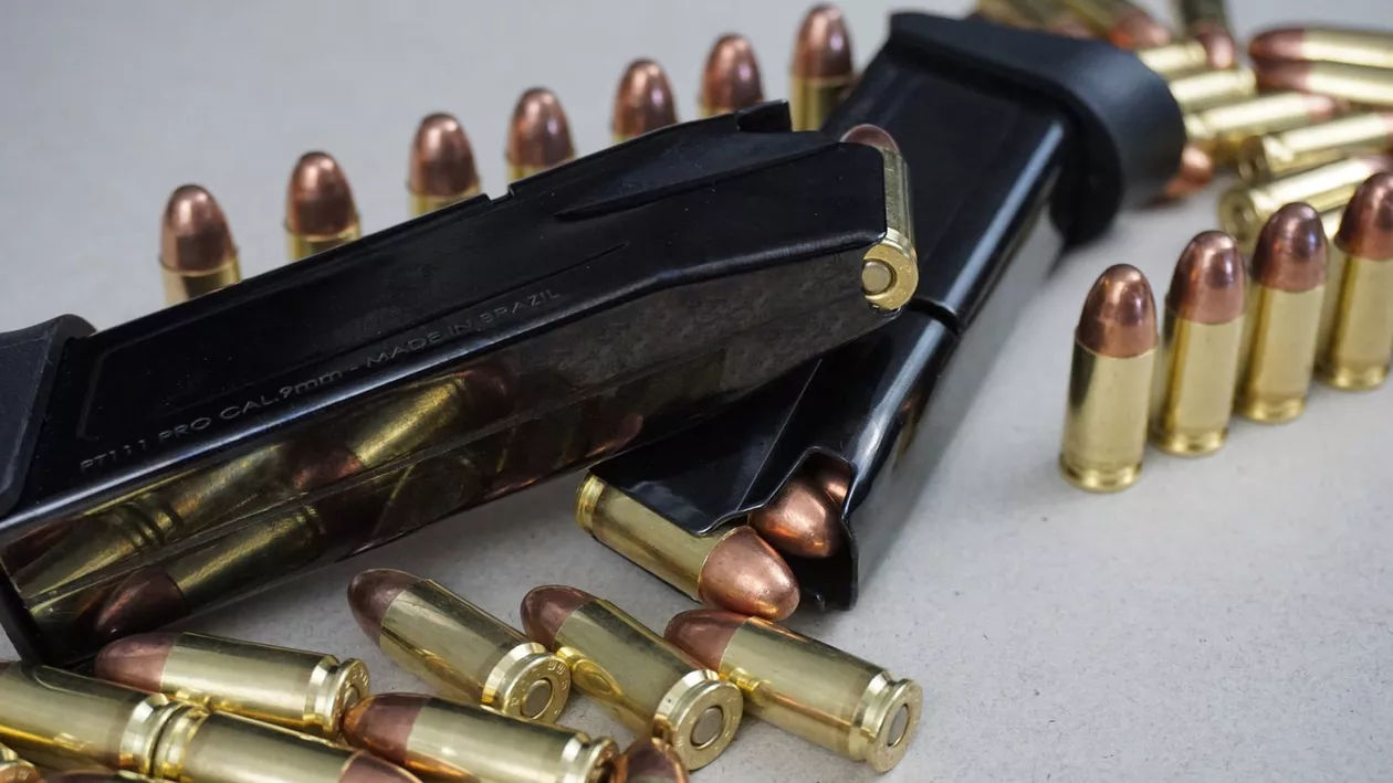 Un glonţ provenit din arma cu care a fost ucis John Lennon, în 1980, scos la licitație (VIDEO)