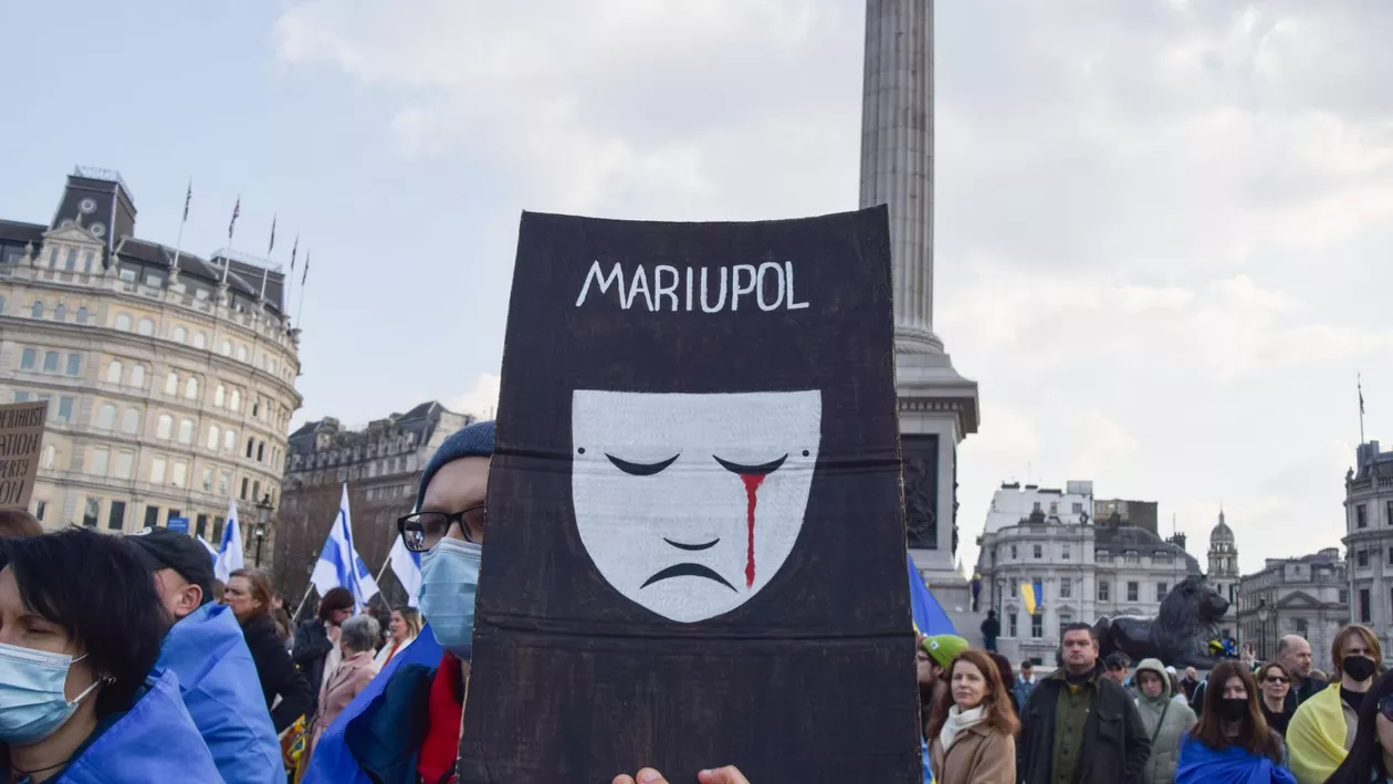 Rusia redeschide Teatrul din Mariupol, după ce a omorât zeci de persoane, bombardându-l. Autoritățile ucrainene îi acuză pe ruși că „dansează pe oase”