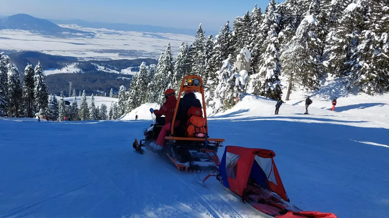 Zăpada devine moale în a doua parte a zilei, avertizează Salvamont Poiana Brașov. Salvamontiștii, solicitați luni să intervină în cinci cazuri