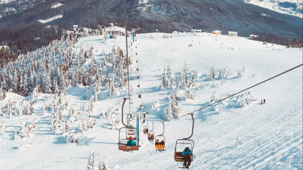 Zăpadă din belșug la munte, chiar mai groasă de 80 de centimetri. În unele locuri prețurile au scăzut și cu 15% față de cele de sărbători