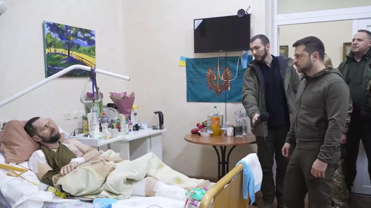 Volodimir Zelenski a vizitat în spital mai mulți militari ucraineni răniți în confruntările cu soldații ruși: „Victoria ar fi cel mai frumos cadou” (VIDEO)
